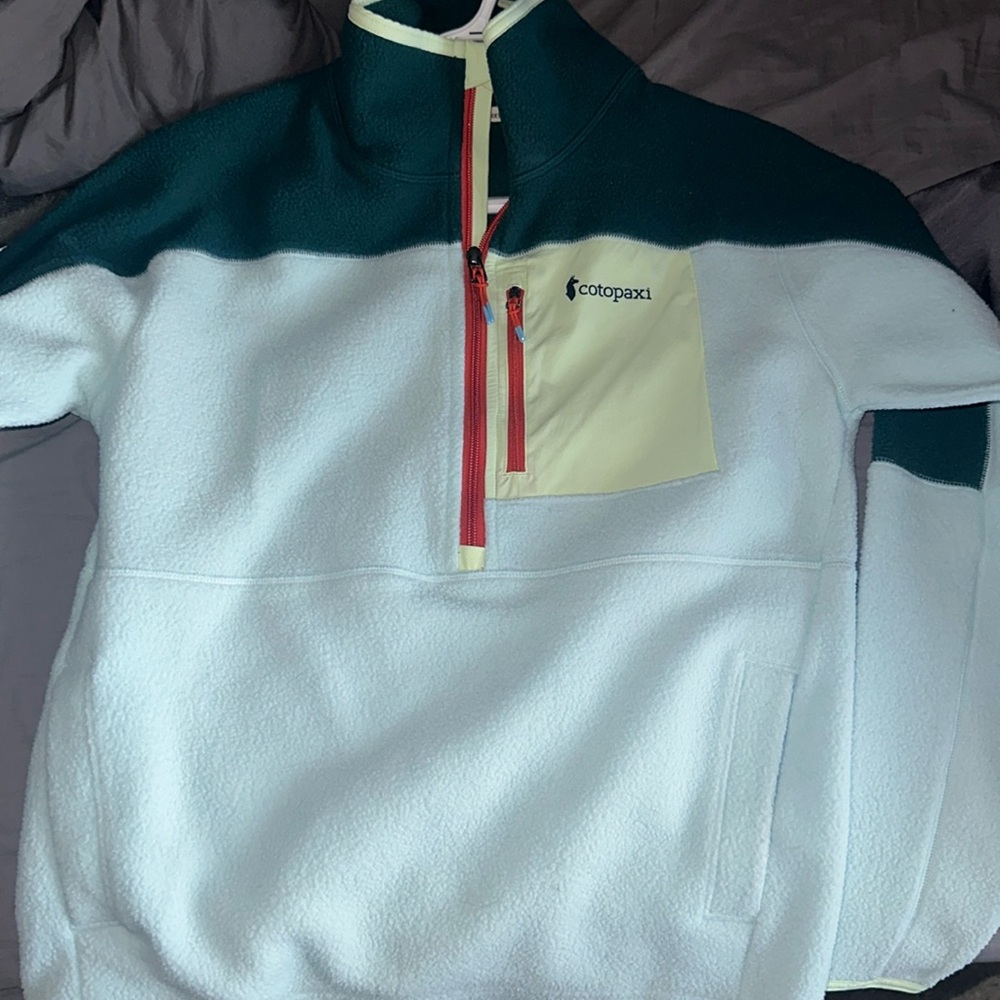 Cotopaxi woman’s small sweatshirt